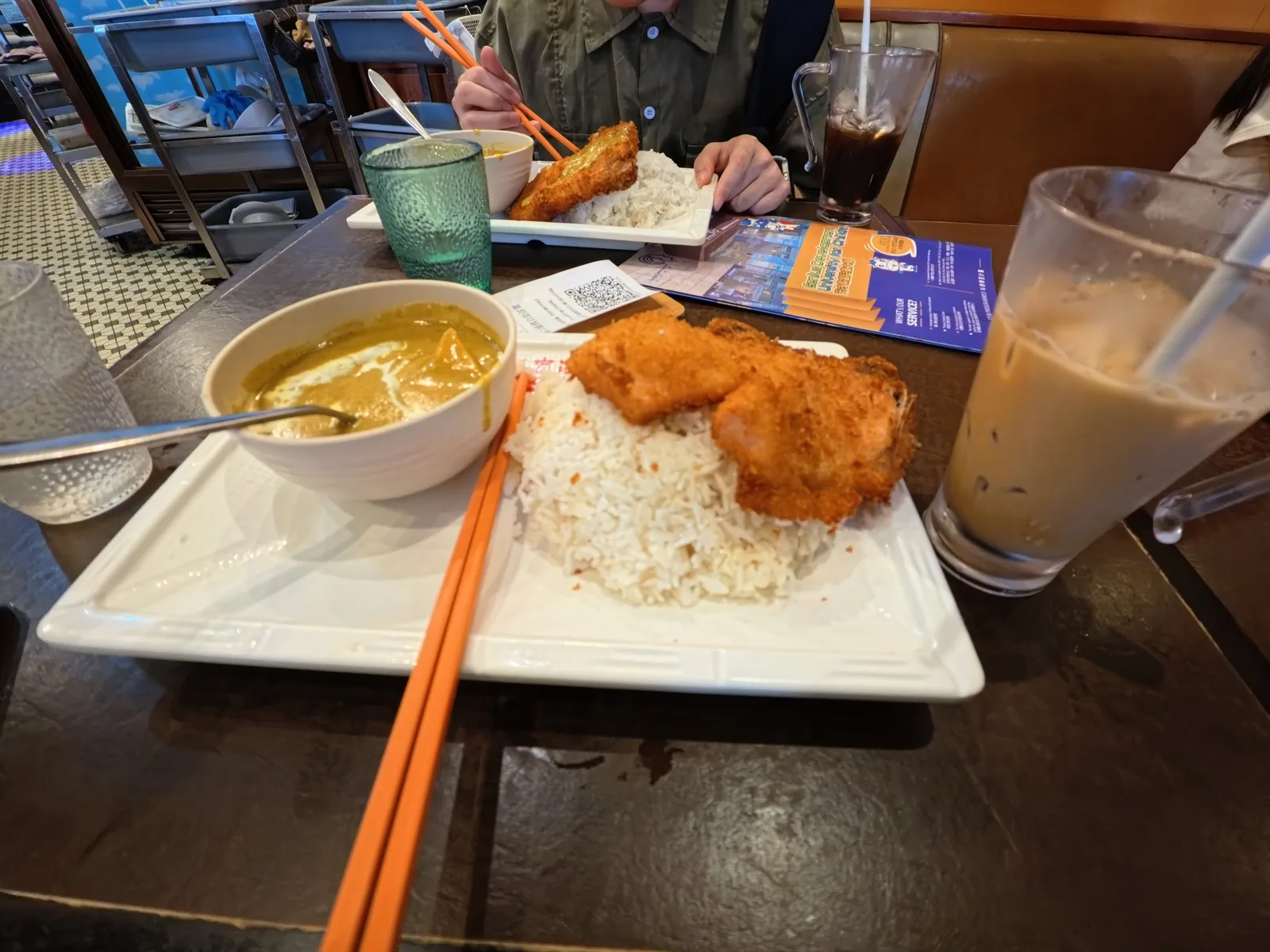 随便找的冰室,咖喱猪扒饭 + 港式奶茶,50 蚊 冰室午餐,咖喱猪扒饭配港式奶茶