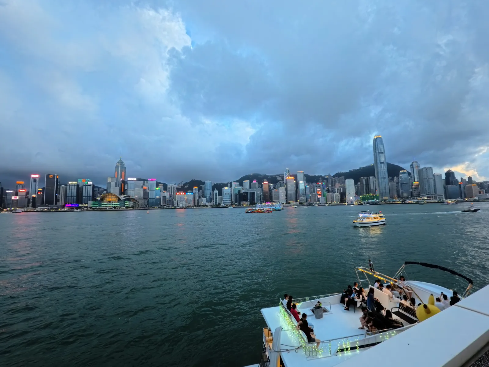 多云,下午的维港 下午的维多利亚港